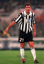 لباس کلاسیک یوونتوس 1999-2000 (اول) آستین بلند - Image 15